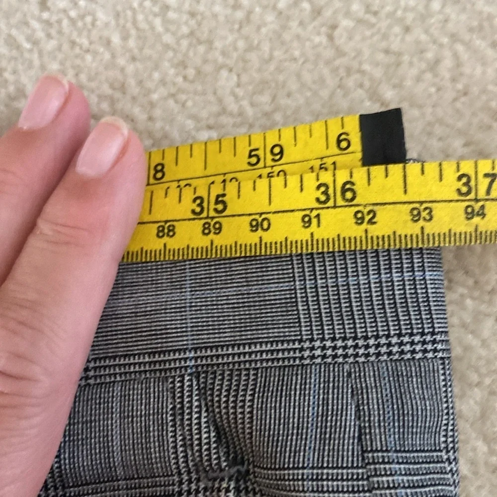 Hickey Freeman Classic two piece suit, 100% Wool like new, pants no pleats 36/30